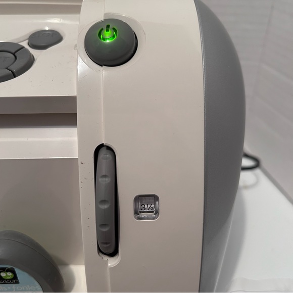 Cricut personal electronic cutting machine IOB - Picture 9 of 16